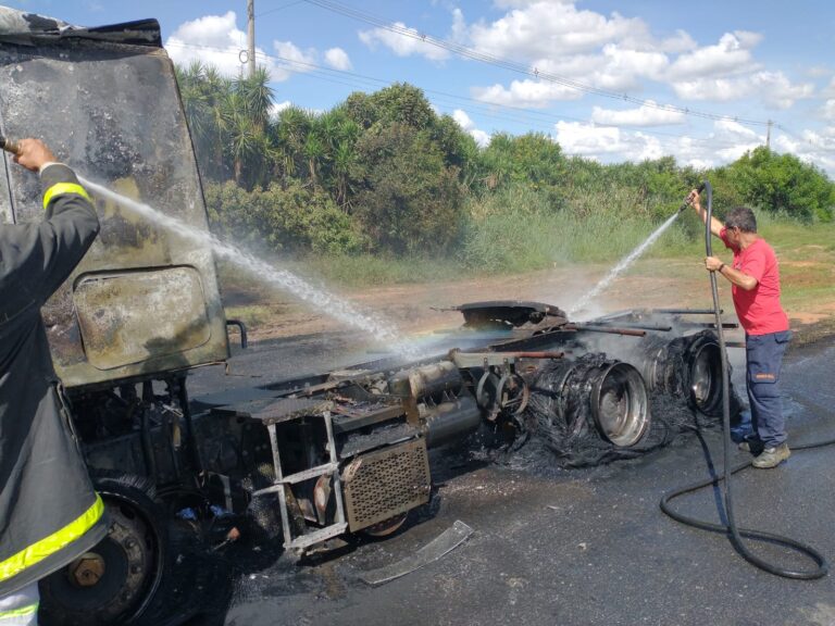 Caminhão pega fogo em rodovia de Engenheiro Coelho