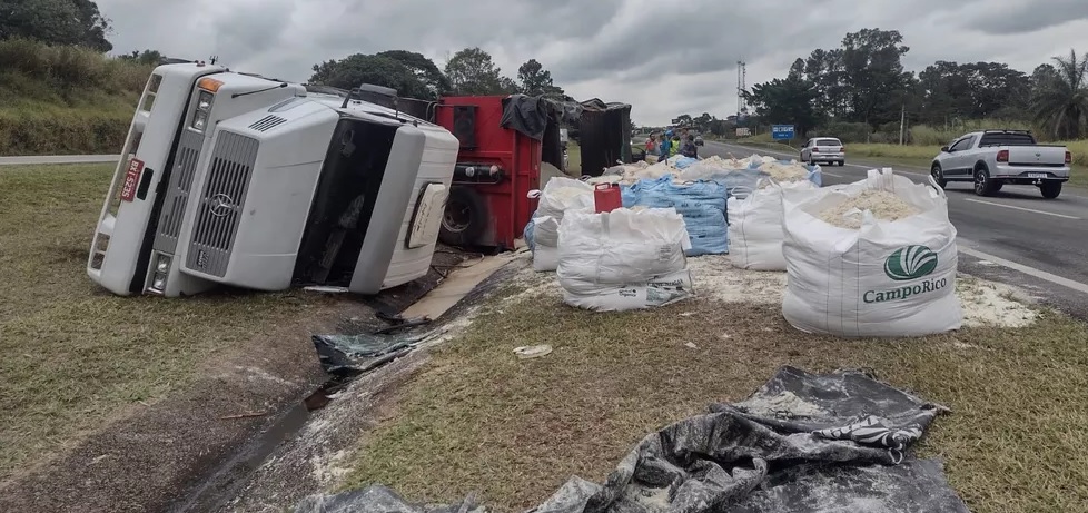 Carreta tomba carregada de papelão em Jaguariúna