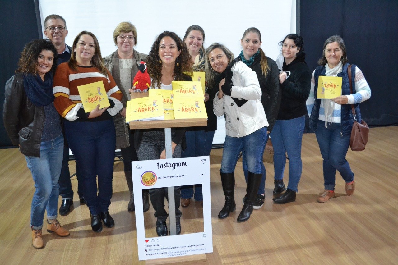 Escritora cosmopolense lança livro e faz contação para alunos em Cosmópolis