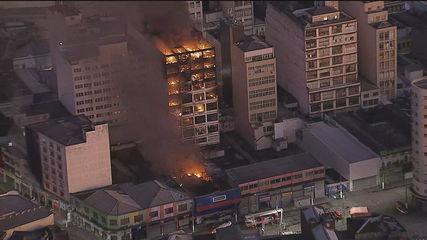 Incêndio de grandes proporções atinge prédios na região da 25 de Março, na capital paulista