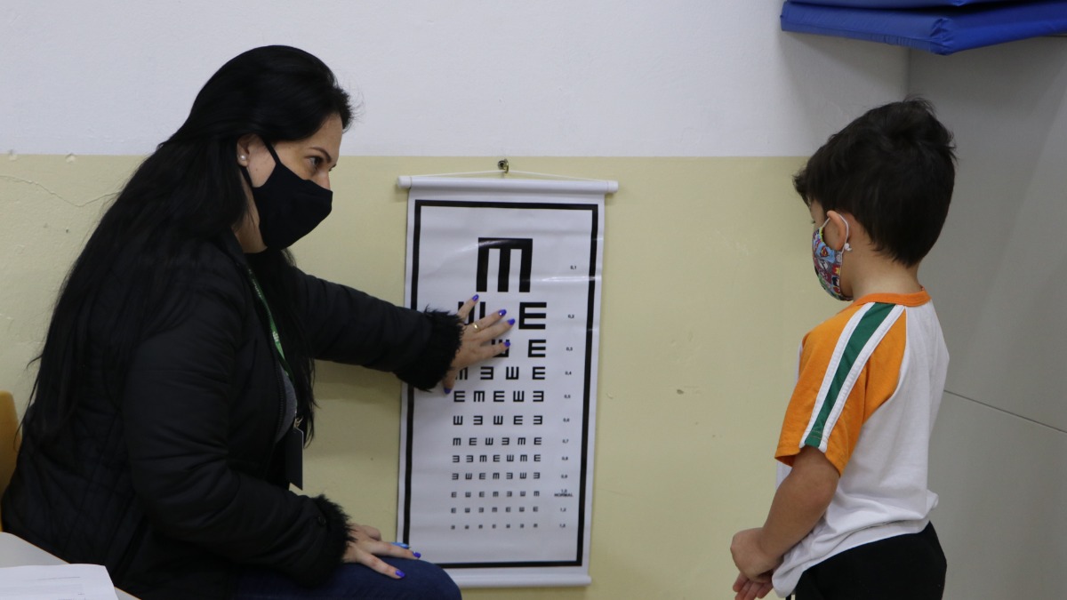 Primeiros Olhares: Holambra entrega óculos de grau a alunos da rede municipal